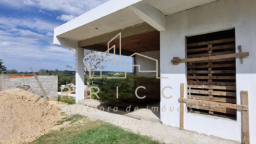 Oportunidade Única em Águas de São Pedro: Casa em Construção com Estrutura Pronta e Alto Potencial!